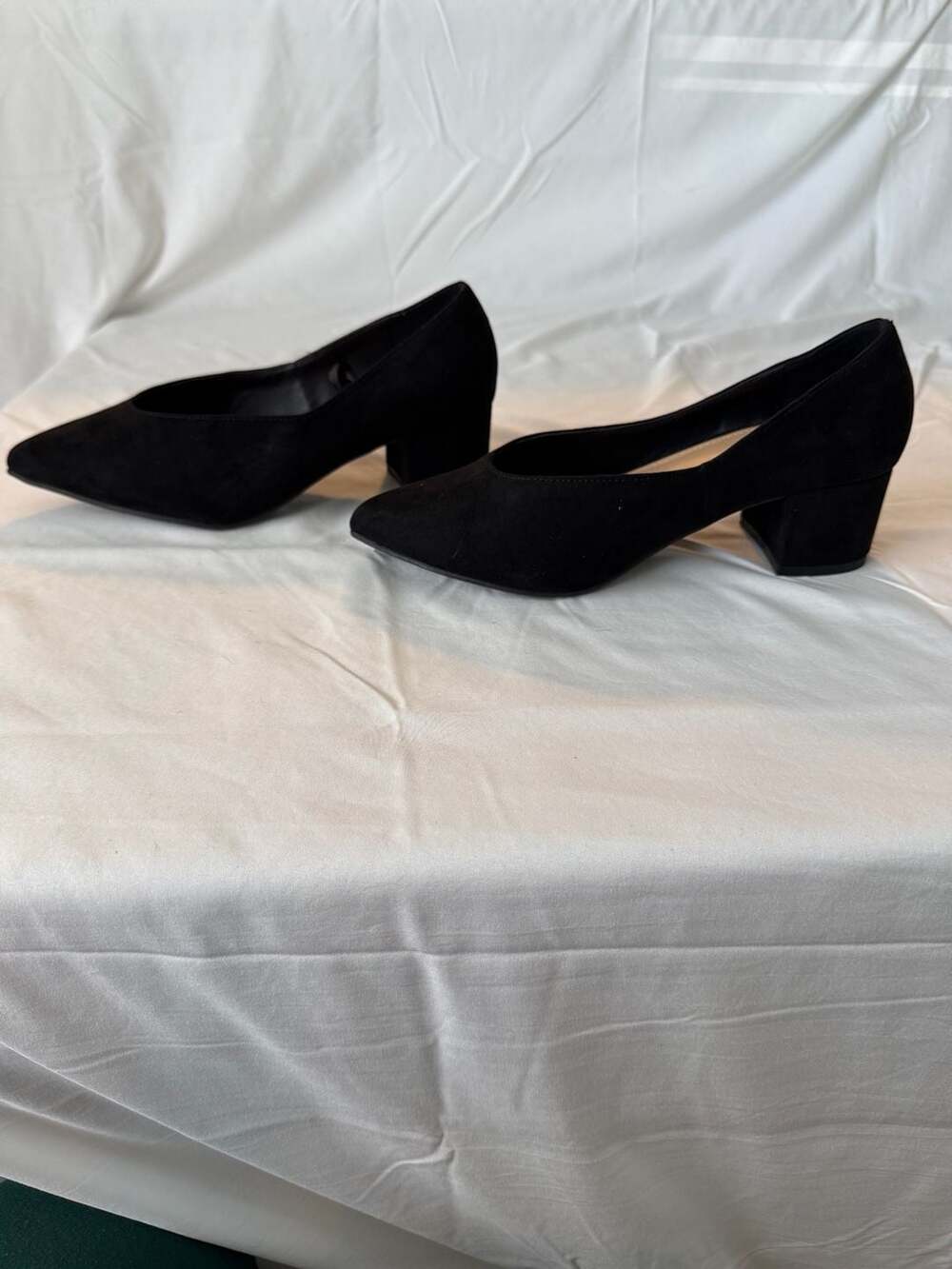 Torrid Black Suede Pointed Toe Block Heel Pump WW 8.5 - Picture 7 of 8